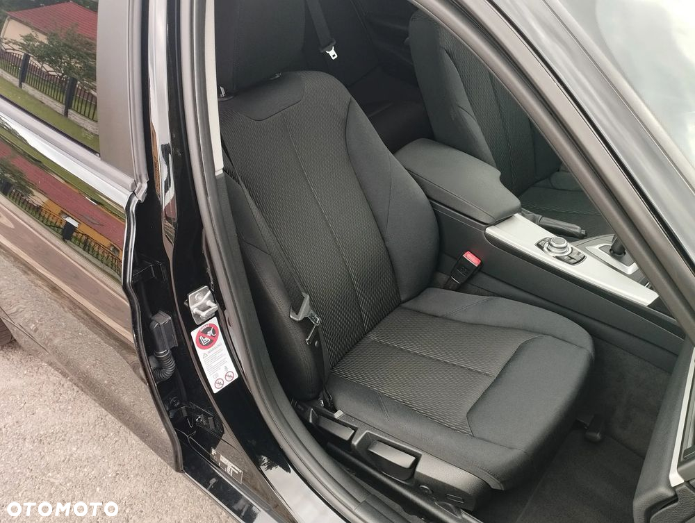 BMW Seria 3 320i Touring - 23