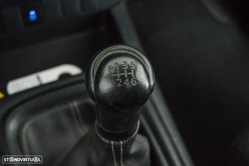 Toyota Hilux 2.4 D-4D 4X4 Cabine Simples 2L - 38