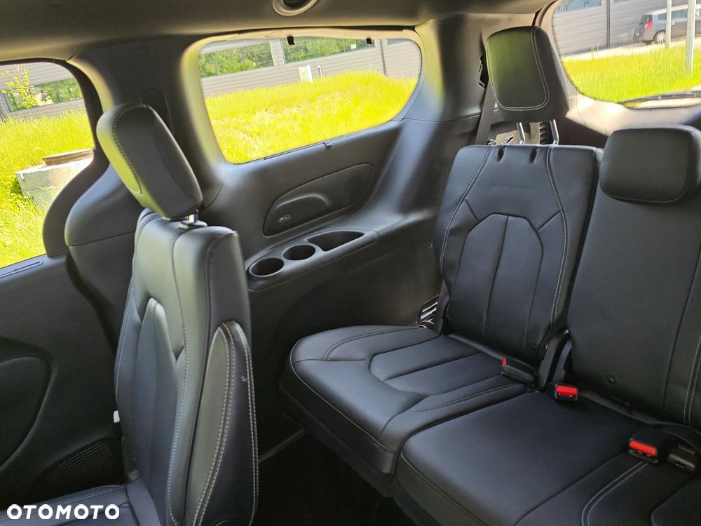 Chrysler Pacifica - 33