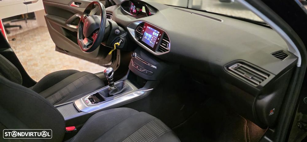 Peugeot 308 1.6 BlueHDi Allure J17 - 17