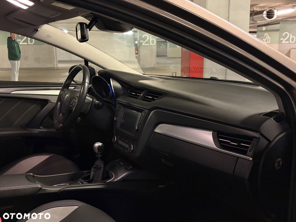 Toyota Avensis 2.0 D-4D Premium - 26