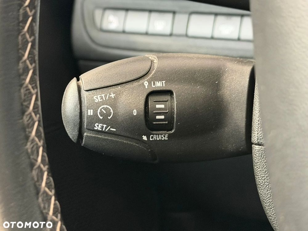 Peugeot 2008 1.2 Pure Tech GPF Allure S&S EAT6 - 22