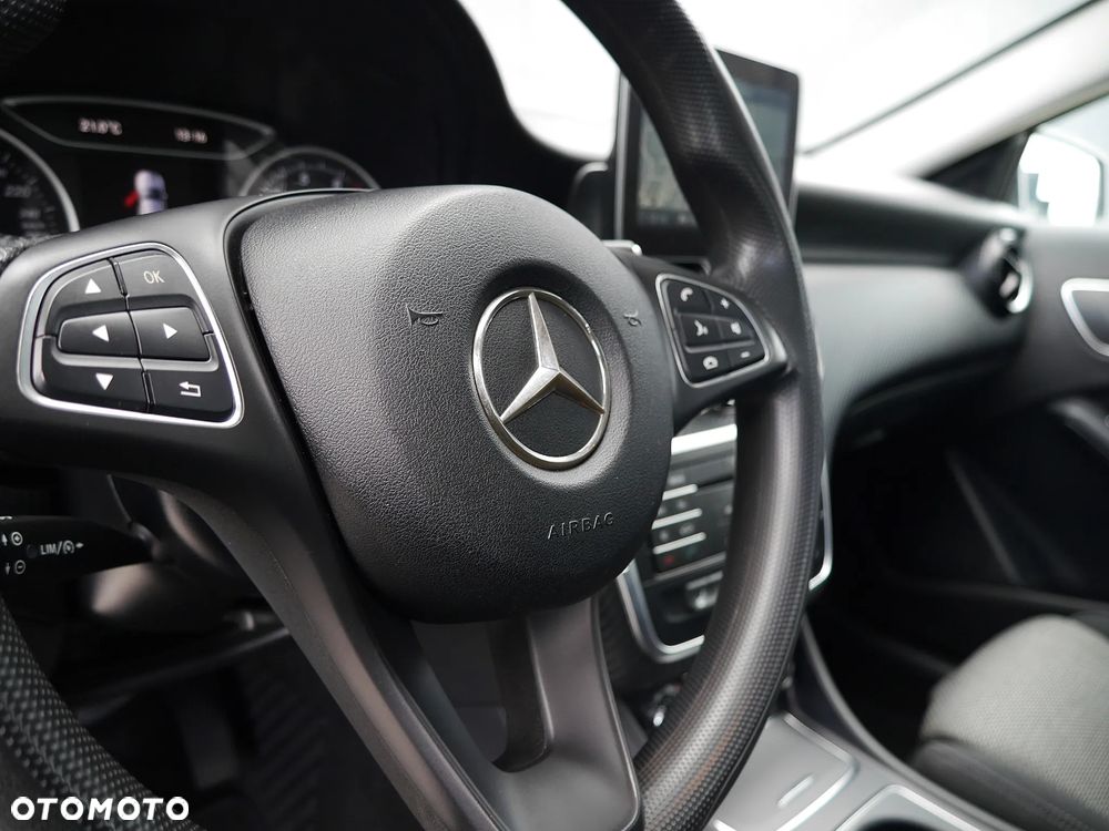 Mercedes-Benz GLA 180 7G-DCT - 16