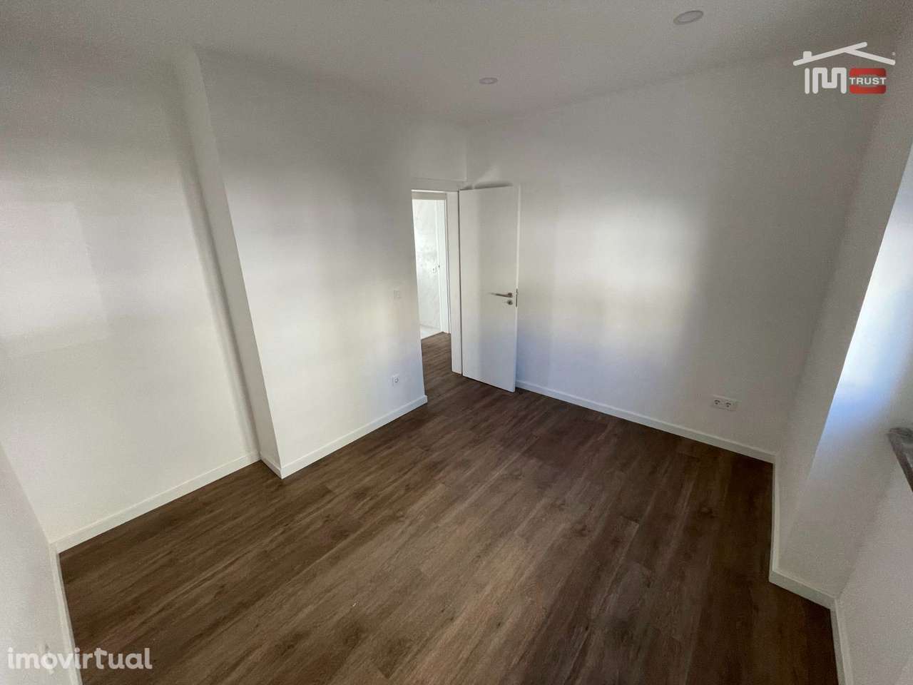 T2 Remodelado com Quintal Privativo e Estacionamento  A 30 min de L... - Grande imagem: 4/28