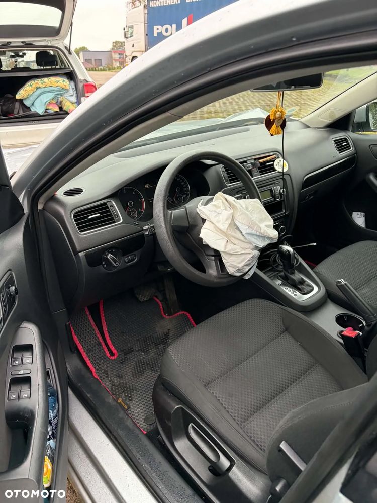 Volkswagen Jetta 1.6 TDI Comfortline DSG - 8