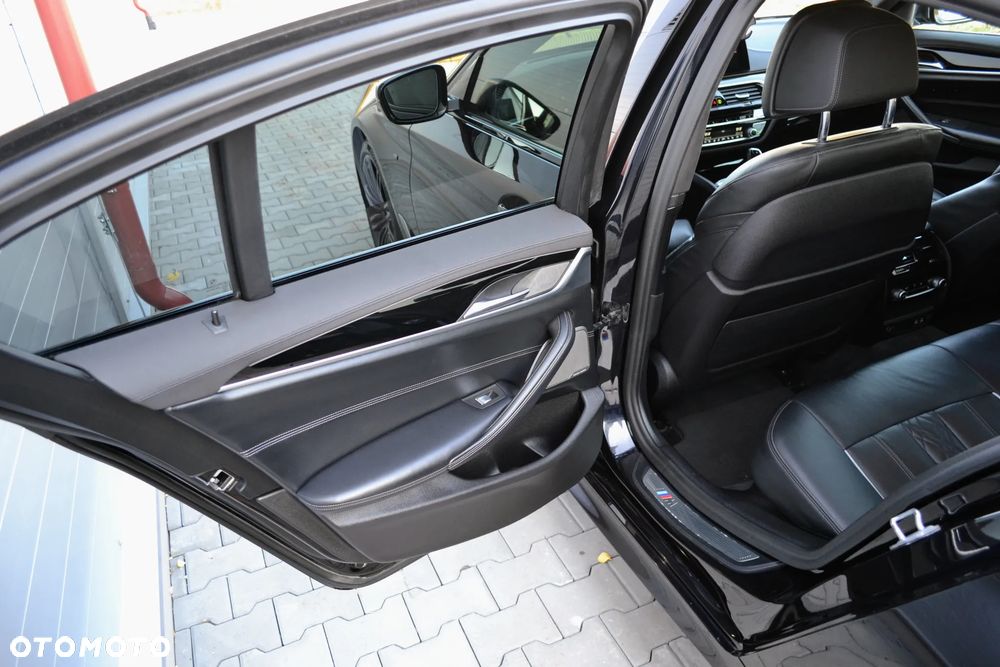 BMW Seria 5 M550i xDrive sport - 20