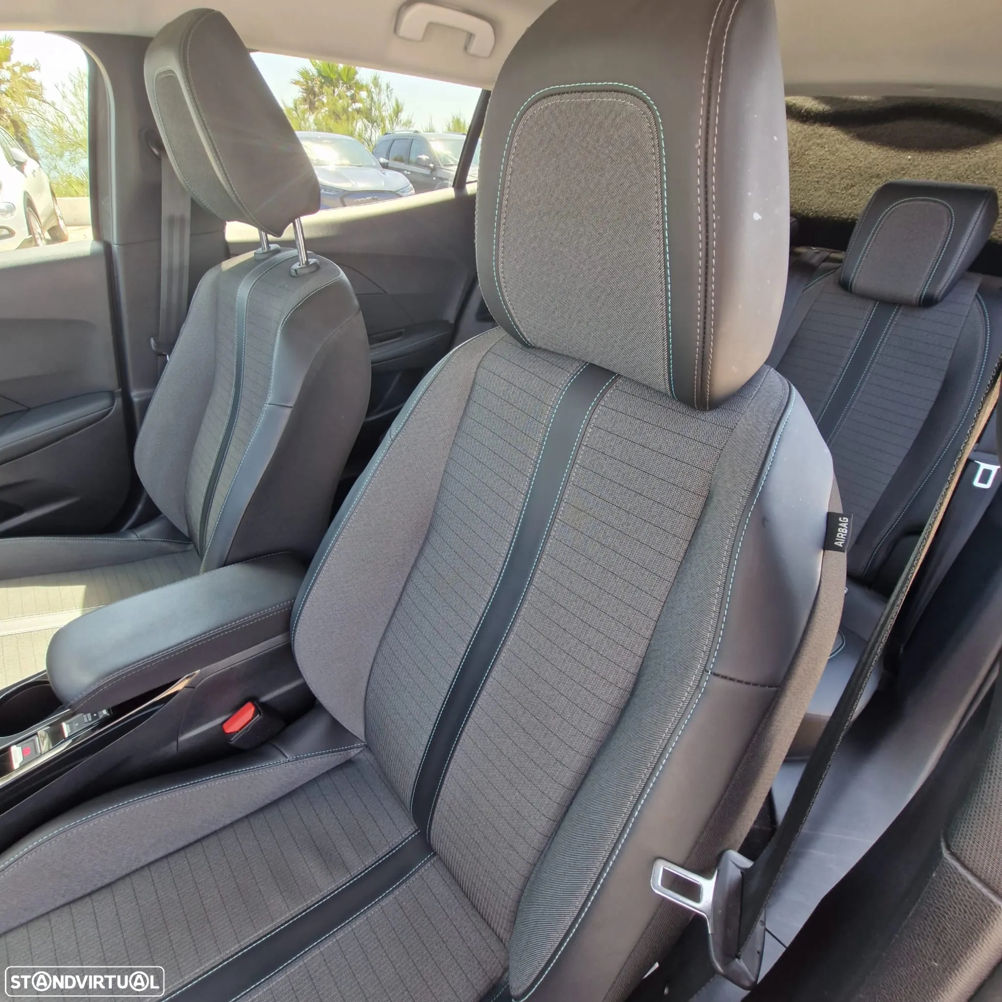 Peugeot 2008 1.2 PureTech Allure - 4