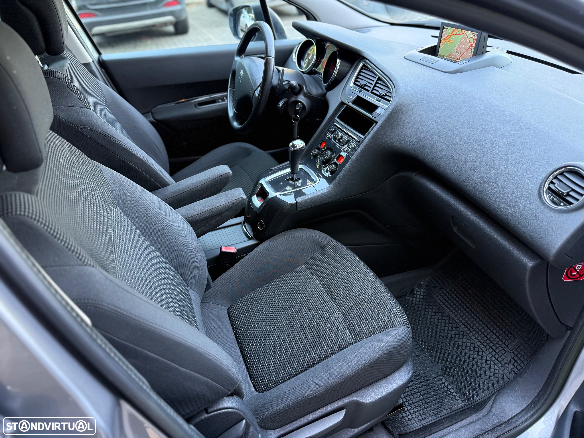 Peugeot 5008 1.6 E-HDi 5L Allure 2-Tronic J17 - 18