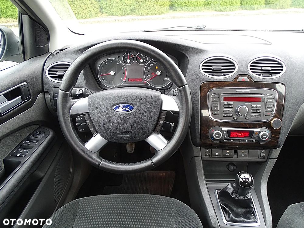 Ford Focus 1.8 FF Ghia - 8