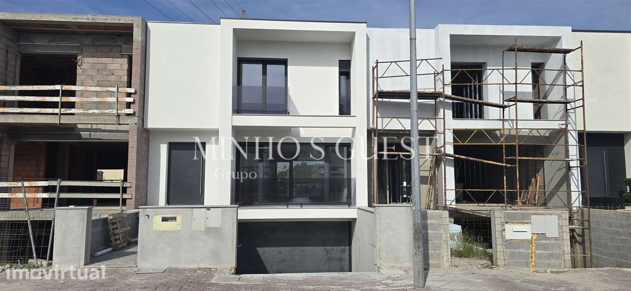 Exclusiva Moradia V3 c/ Suite, Closet e Jardim em Palmeira, Braga - Grande imagem: 2/32