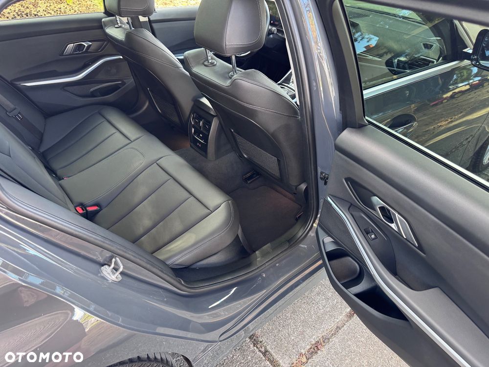 BMW Seria 3 320d xDrive Luxury Line sport - 17