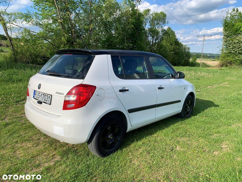 Skoda Fabia 1.2 HTP Cool Colour Edition - 10