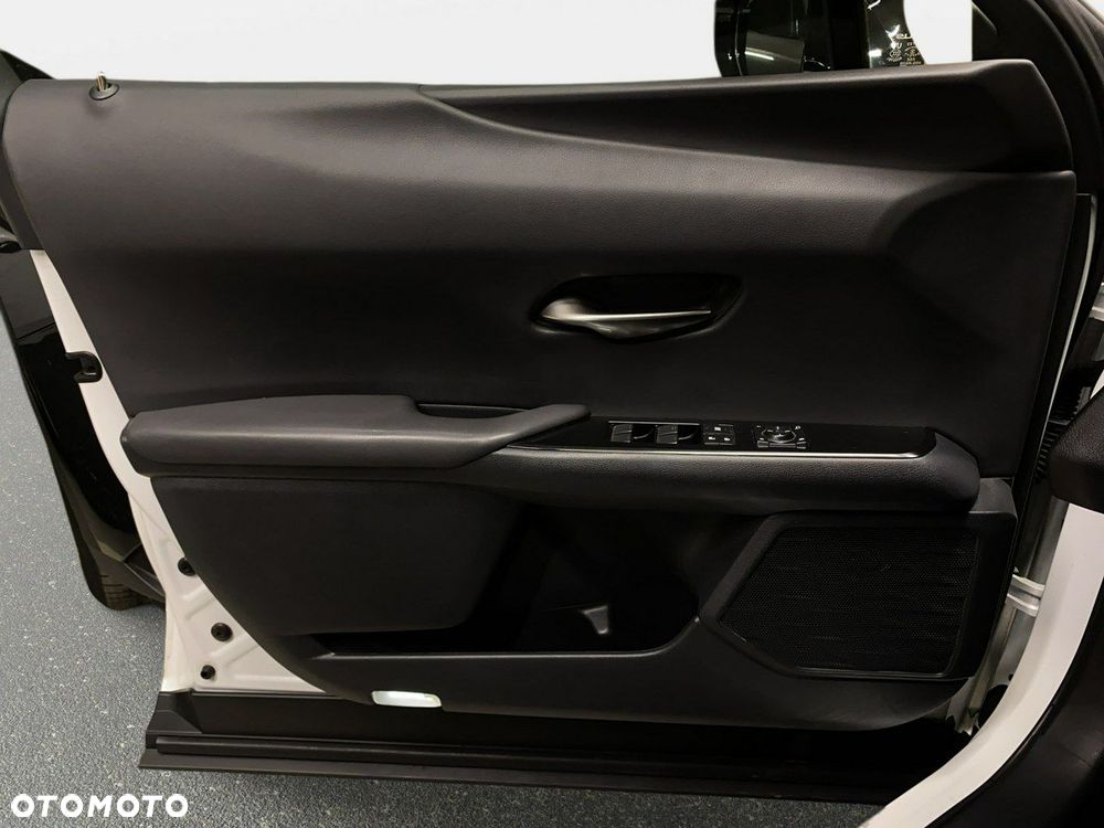 Lexus UX - 35