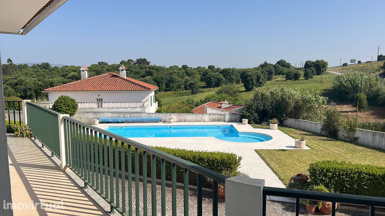 Moradia T4+ 3 Isolada  com Piscina Privada e Ótimos Acessos à A8 - Grande imagem: 2/55