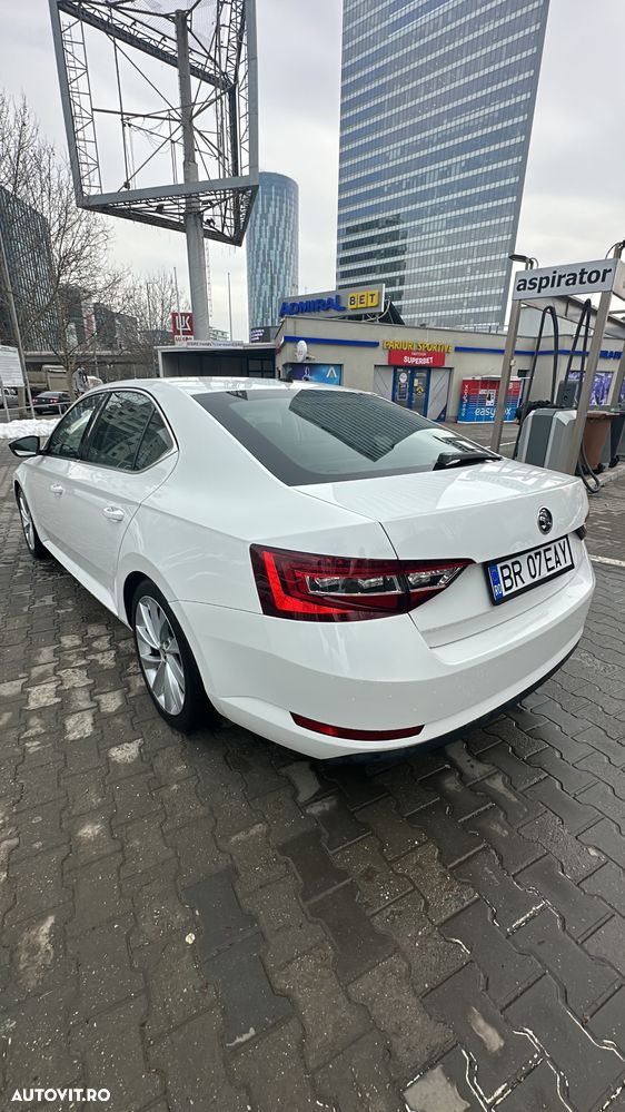 Skoda Superb 2.0 TDI Premium Edition - 4