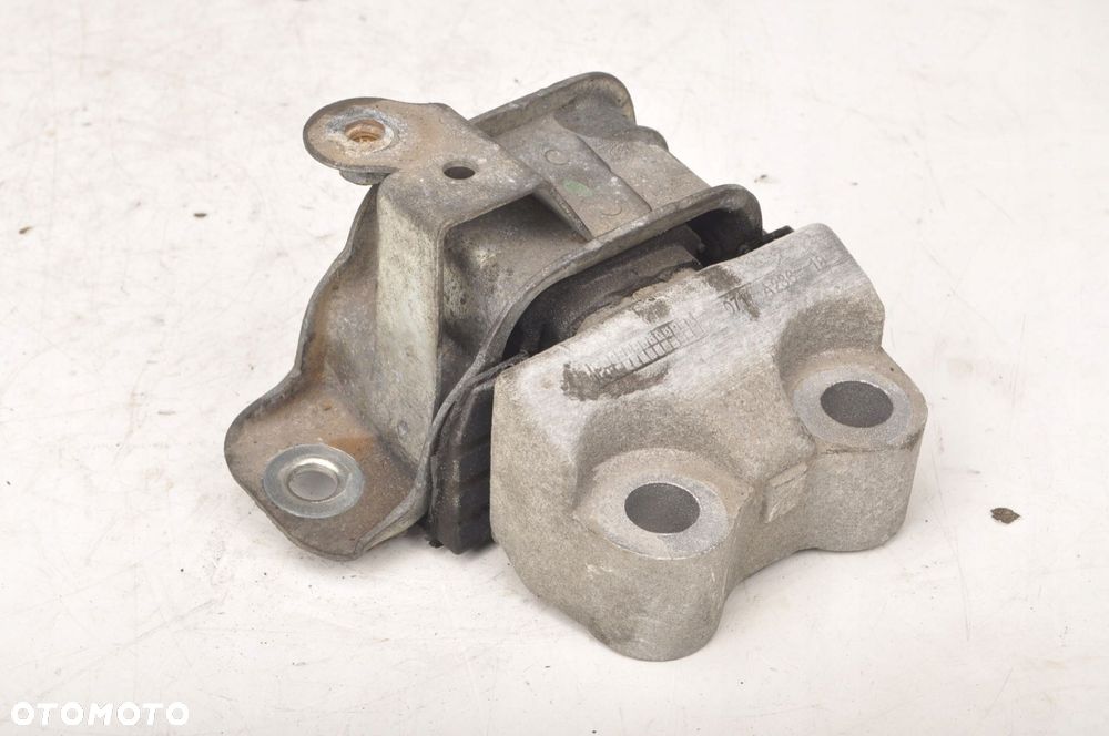 FIAT 500L 1.3 D PODUSZKA SILNIKA 071A23619 - 1