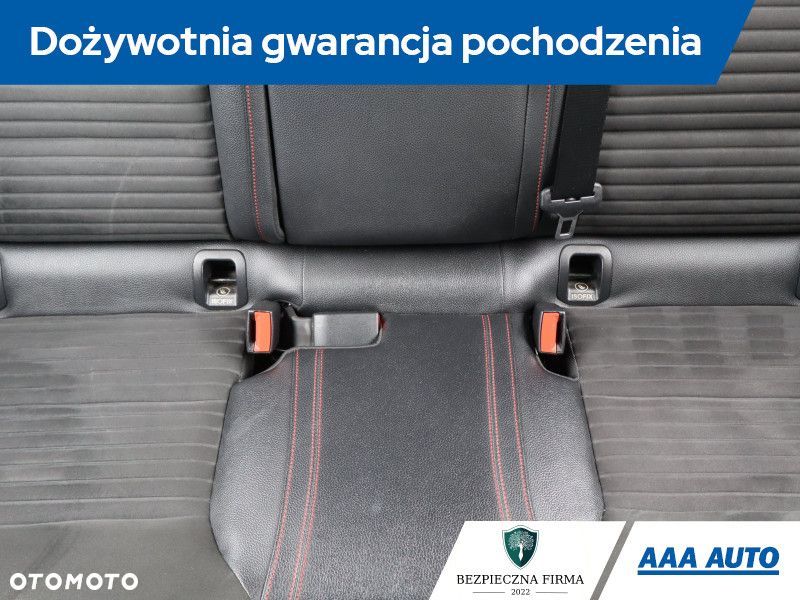 Mercedes-Benz GLA - 12