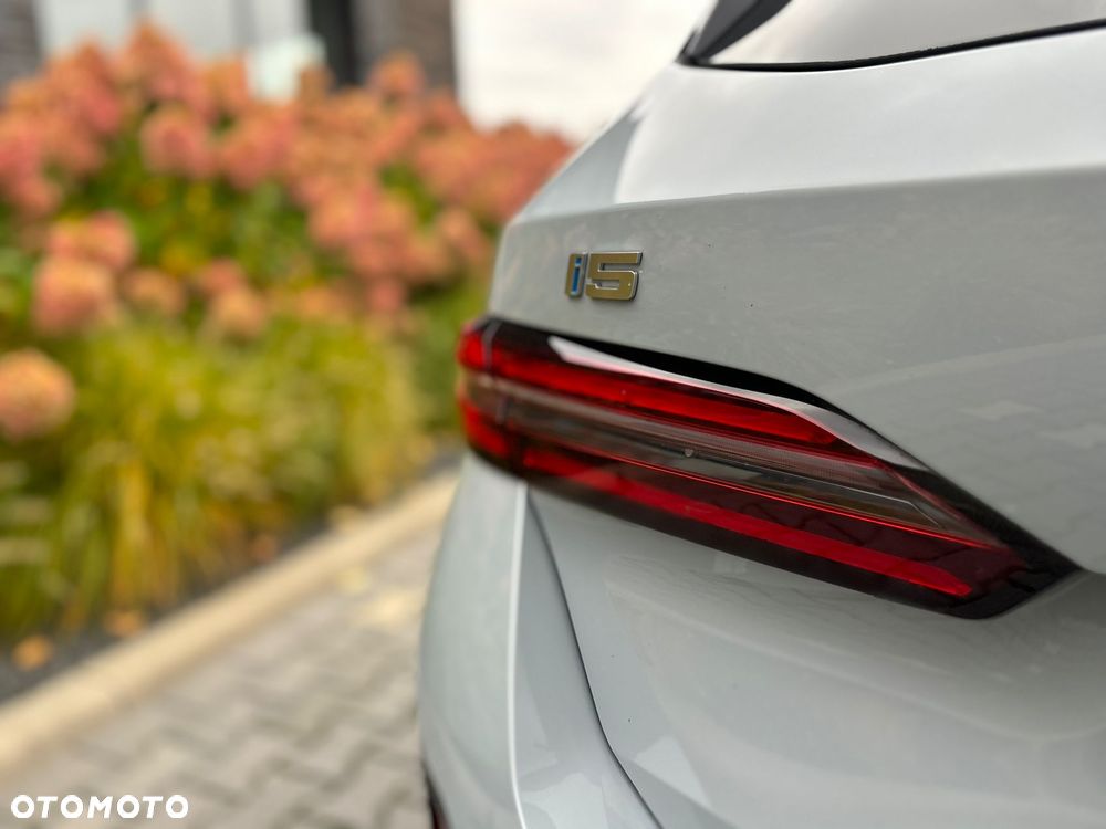 BMW i5 - 8