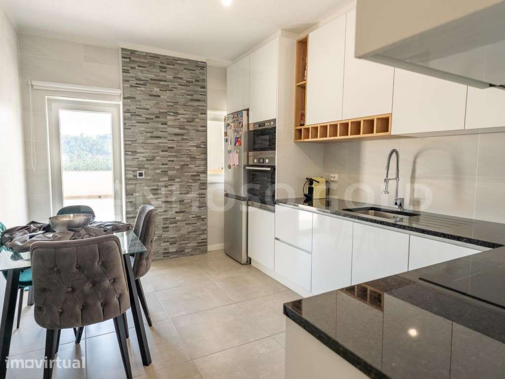 Apartamento T3 Renovado com Terraço de 49 m², Garagem Fechada e Closet - Grande imagem: 3/18