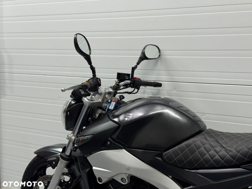 Suzuki GSR - 17