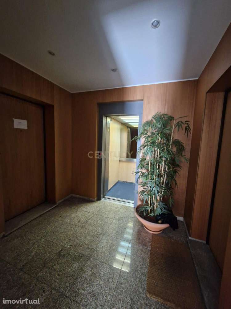 Apartamento T2 em Guimarães com garagem e elevador | ZTRE-03342 - Grande imagem: 2/27