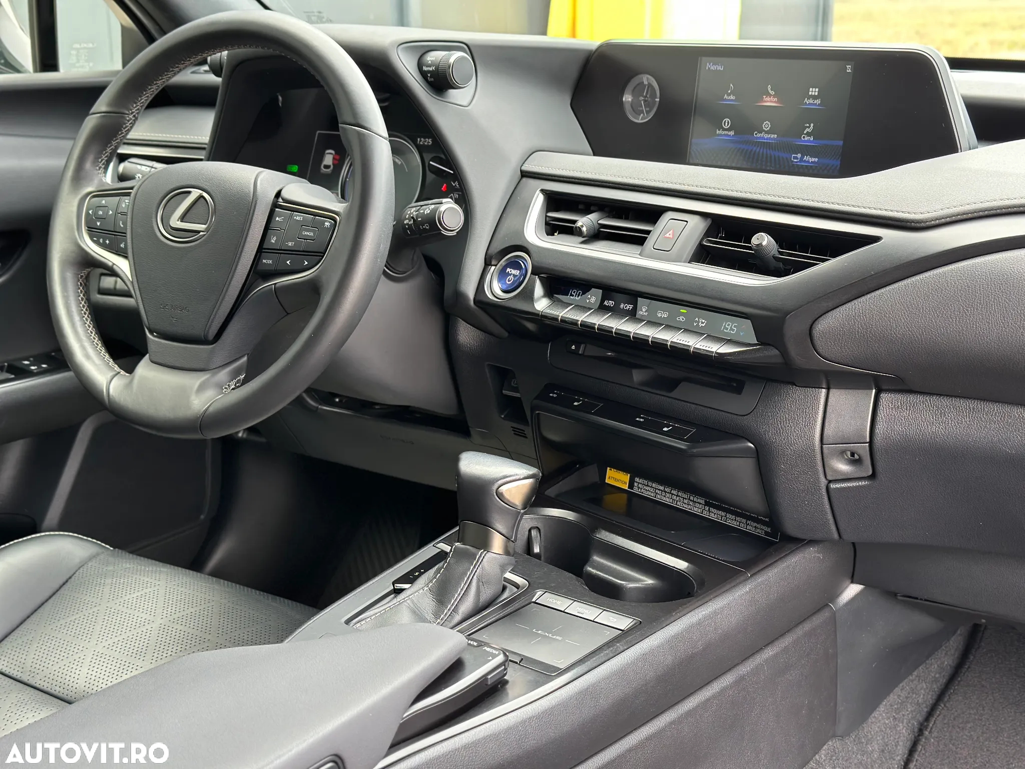 Lexus UX 250h 2.0L HEV 20H- (178 HP) 4X2 CVT Executive - 2