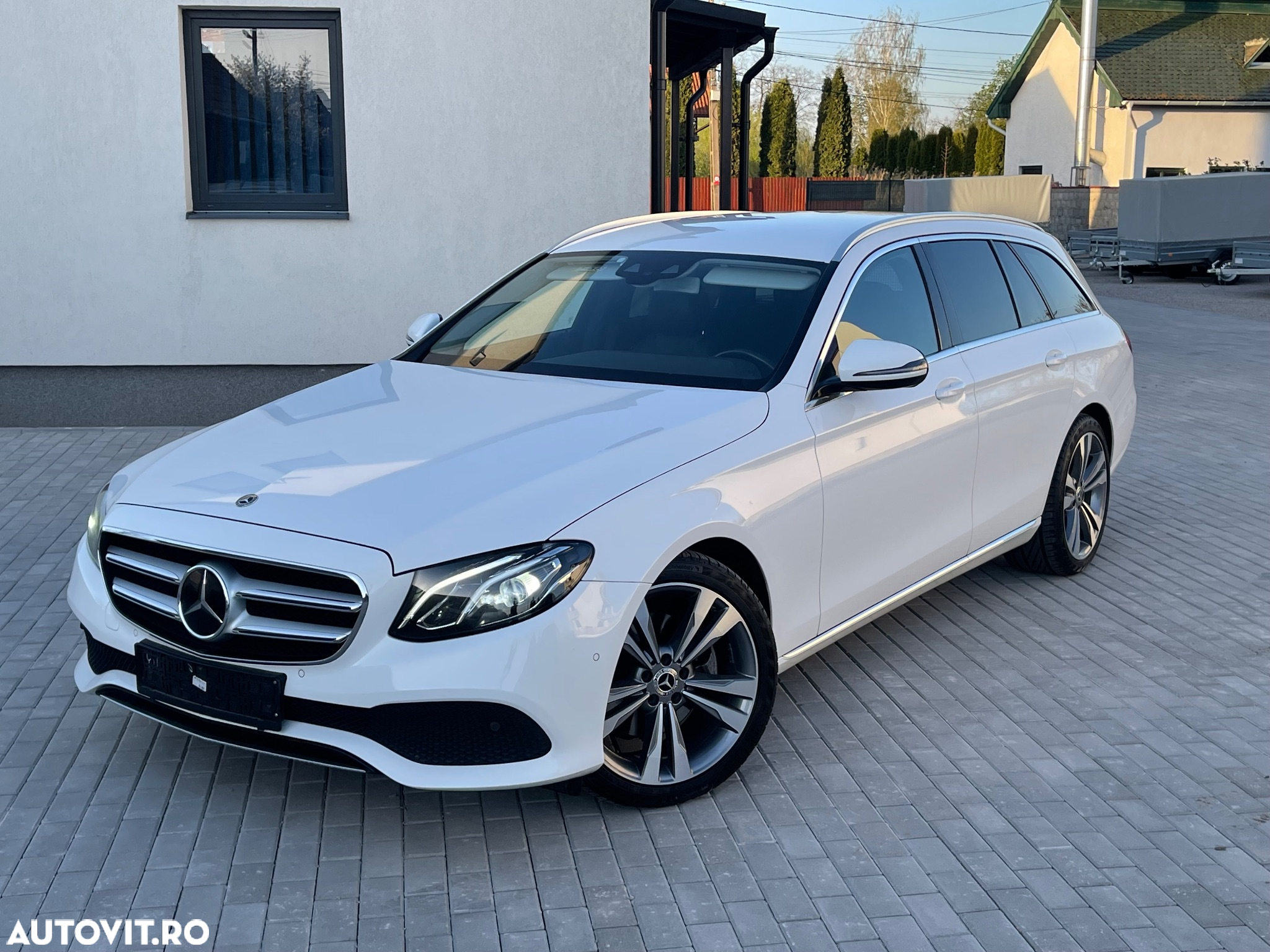 Mercedes-Benz E 220 d 4Matic T 9G-TRONIC Avantgarde - 2