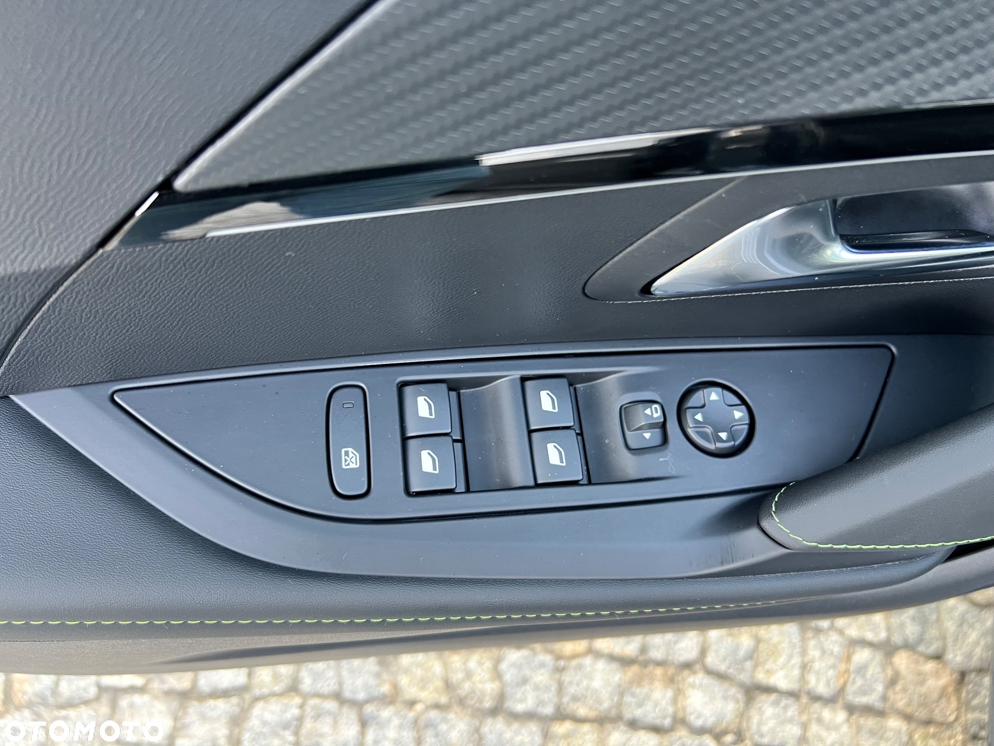 Peugeot 208 1.2 mHEV GT - 17