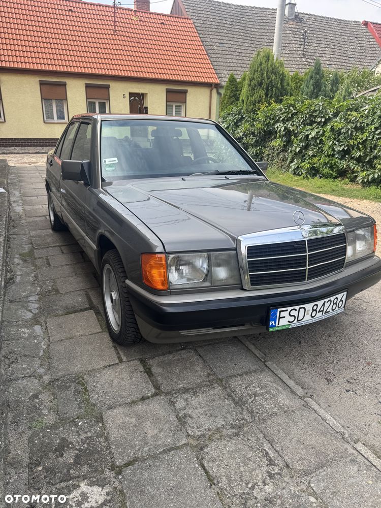 Mercedes-Benz W201 (190) - 1