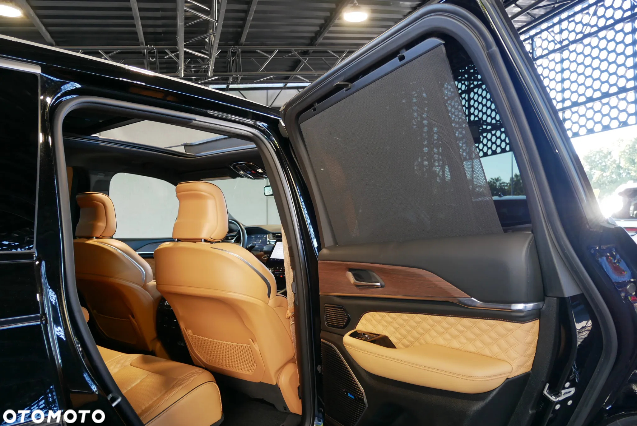 Jeep Grand Cherokee - 31