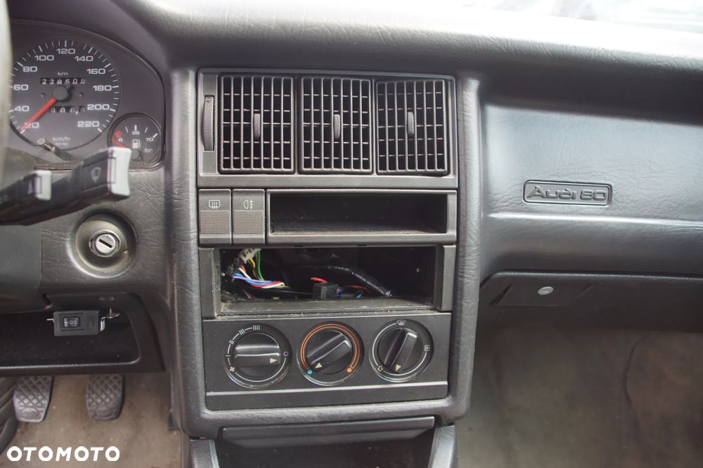 Auto na części - Audi 80 B3 1.8 90 KM JN AKM LY7U 1987R Silnik Skrzynia Drzwi Błotnik Klapa Zderzak Lampa Lusterko Klamka Szyba Deska Kokpit Sterownik Moduł Czujnik Licznik Panel Kierownica - 12