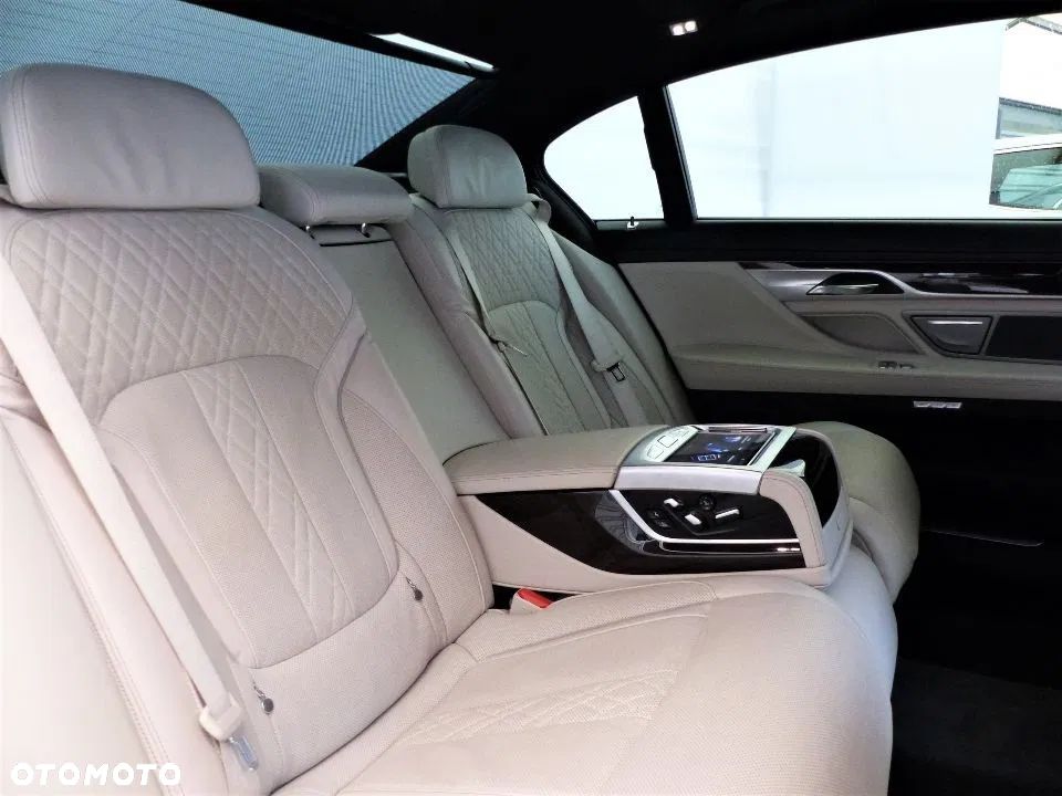 BMW Seria 7 750Li xDrive - 10