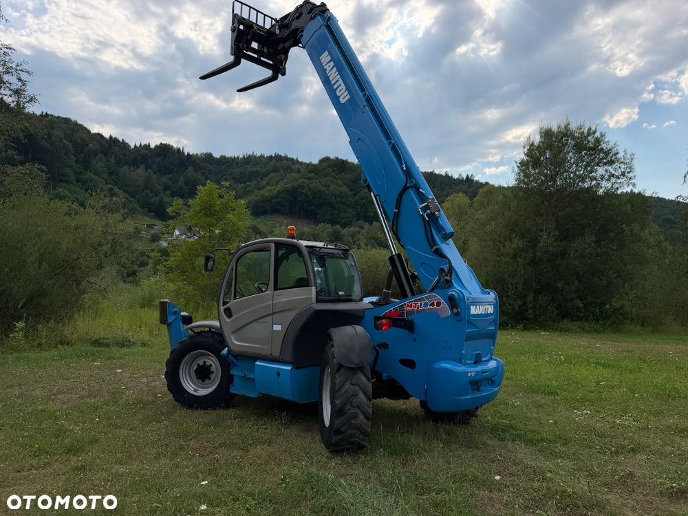Manitou MT1440. Ładowarka Teleskopowa 14 metrów wysuw! UDŹWIG 4 TONY! Przebieg 2900 mtg. Maszyna jak Nowa z SALONU. 2017 rok. z Norwegii z Gospodarstwa rolnego! Silnik PERKINS Turbo 110 km. Aktualne Serwisy w Dekra. Nowy Model sterowane wszystko z 1 dżojstika. Ani deka luzów czy wycieku. OKAZJA! Jazda REWERS + 4 biegi. Skręt 3 tryby. Wyjście Hydrauliczne na maszcie, Poziomowanie ośi stabilizatory! Wyjścia Hydrauliczne na maszt! Okazja Ani deka luzów i wycieków. Wersja Norweska. Wielka Okazja - 1