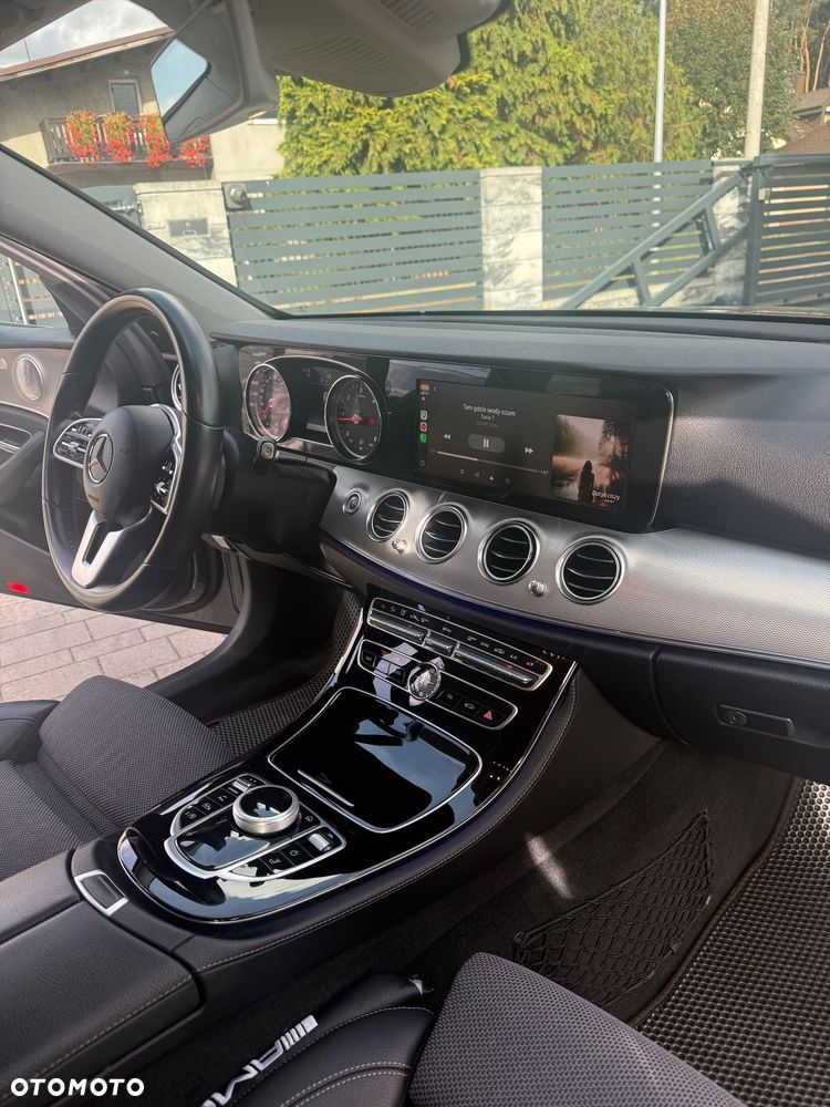 Mercedes-Benz Klasa E 220 d 4-Matic 9G-TRONIC - 22