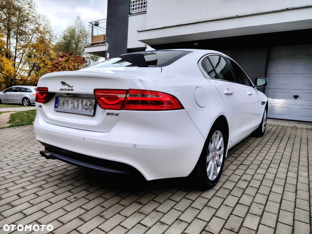 Jaguar XE 2.0 D Portfolio - 18
