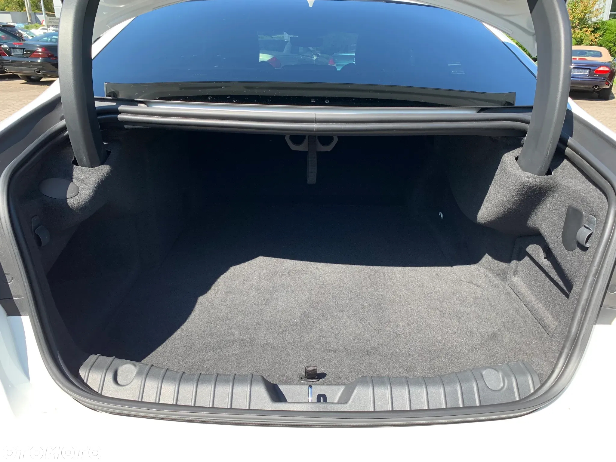 Jaguar XF 2.0 P250 R-Dynamic SE - 28