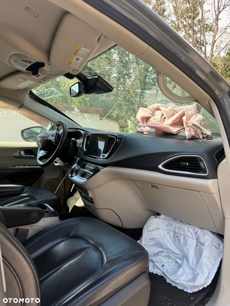 Chrysler Pacifica - 10