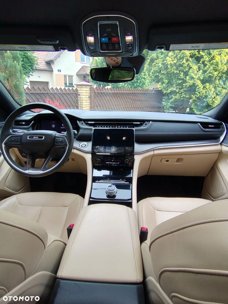 Jeep Grand Cherokee - 32