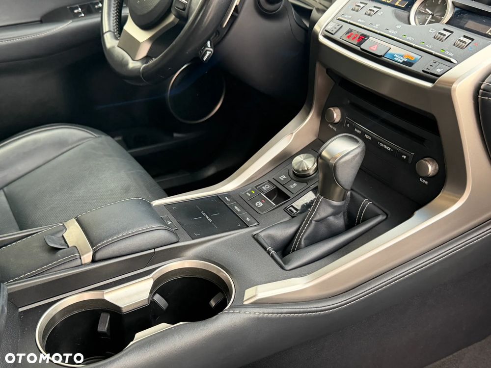 Lexus NX 300h Business Edition AWD - 28