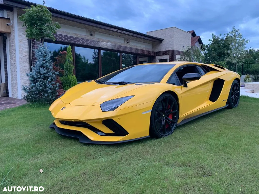 Lamborghini Aventador - 2