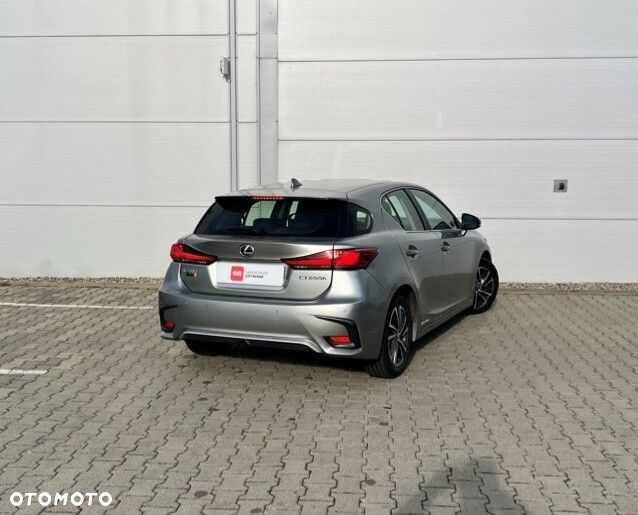 Lexus CT - 9