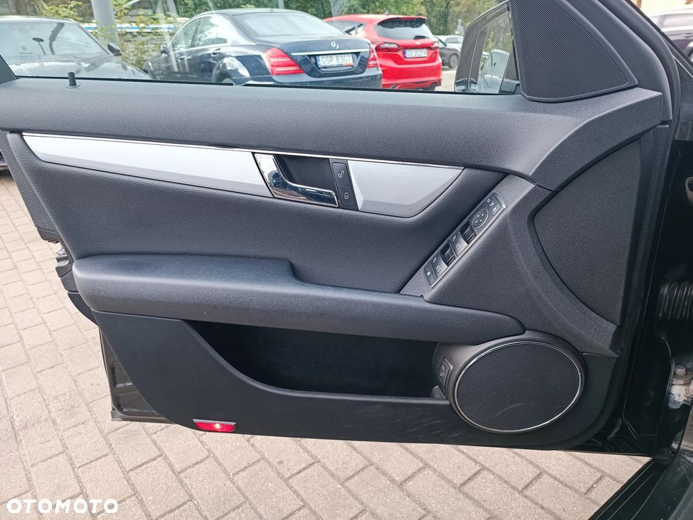 Mercedes-Benz Klasa C 180 CGI Automatik BlueEFFICIENCY Avantgarde - 24