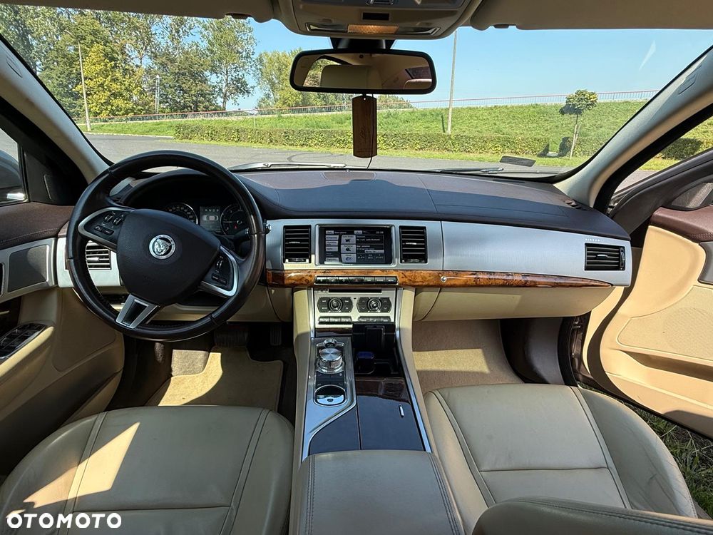 Jaguar XF 3.0 V6 D Luxury - 6