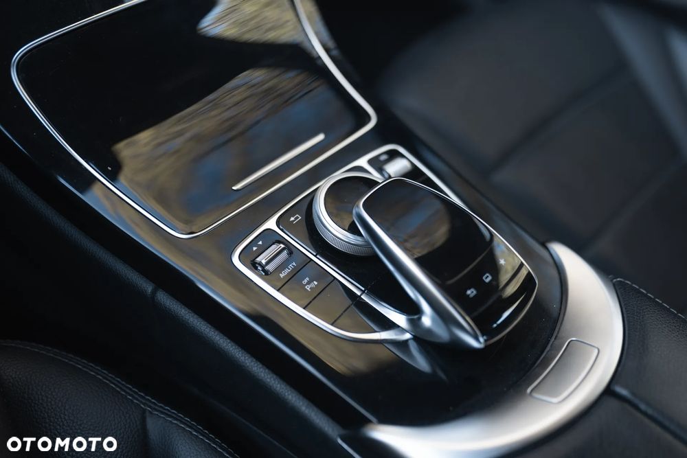 Mercedes-Benz Klasa C 200 4Matic 7G-TRONIC AMG Line - 22