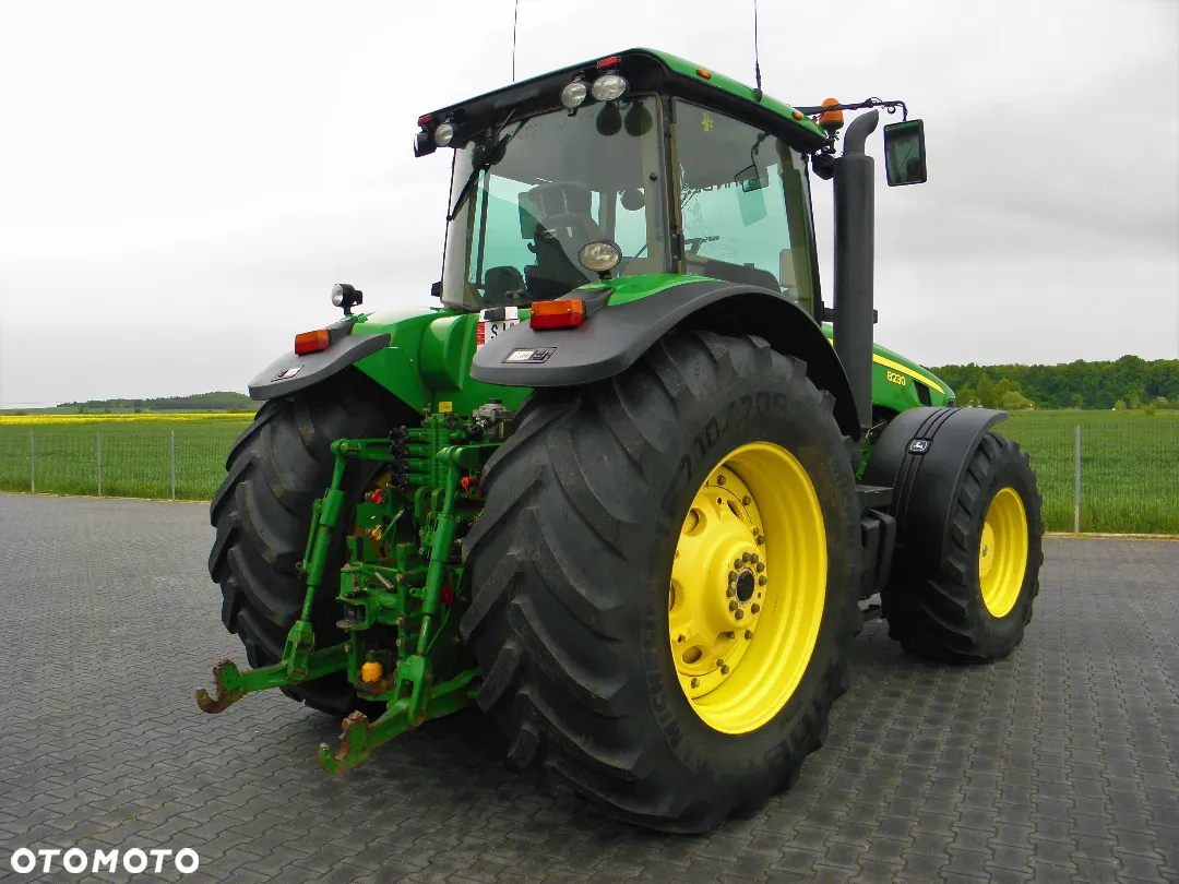 John Deere 8230 POWERSHIFT , Amortyzowna przednia os, Nie Malowany , Stan Bardzo Dobry - 11