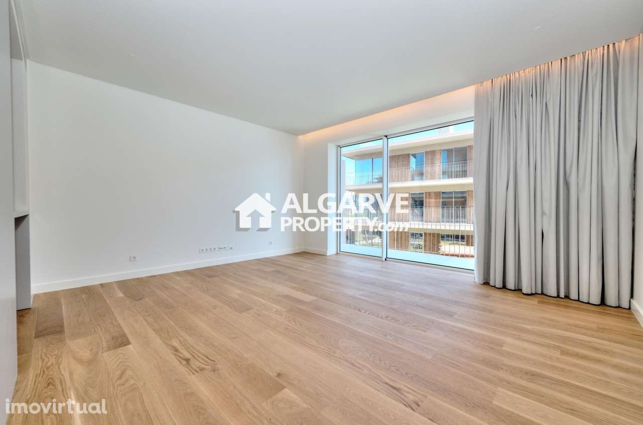 Luxuoso apartamento T2 novo em frente à Praia de Quarteira, Algarve - Grande imagem: 2/18