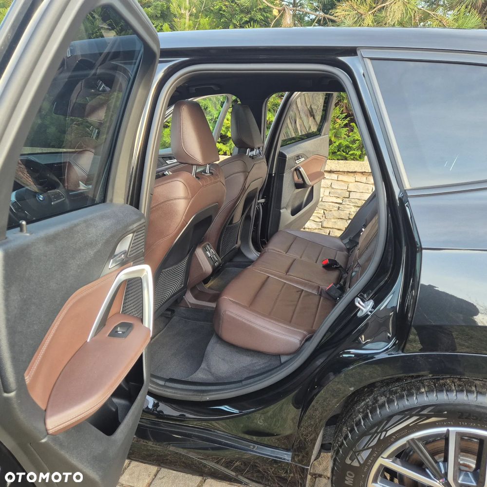 BMW iX1 xDrive30 M Sportpaket - 11