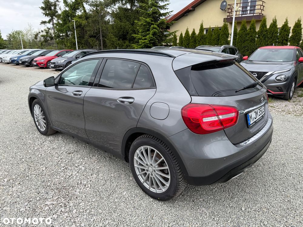 Mercedes-Benz GLA 200 Urban - 16
