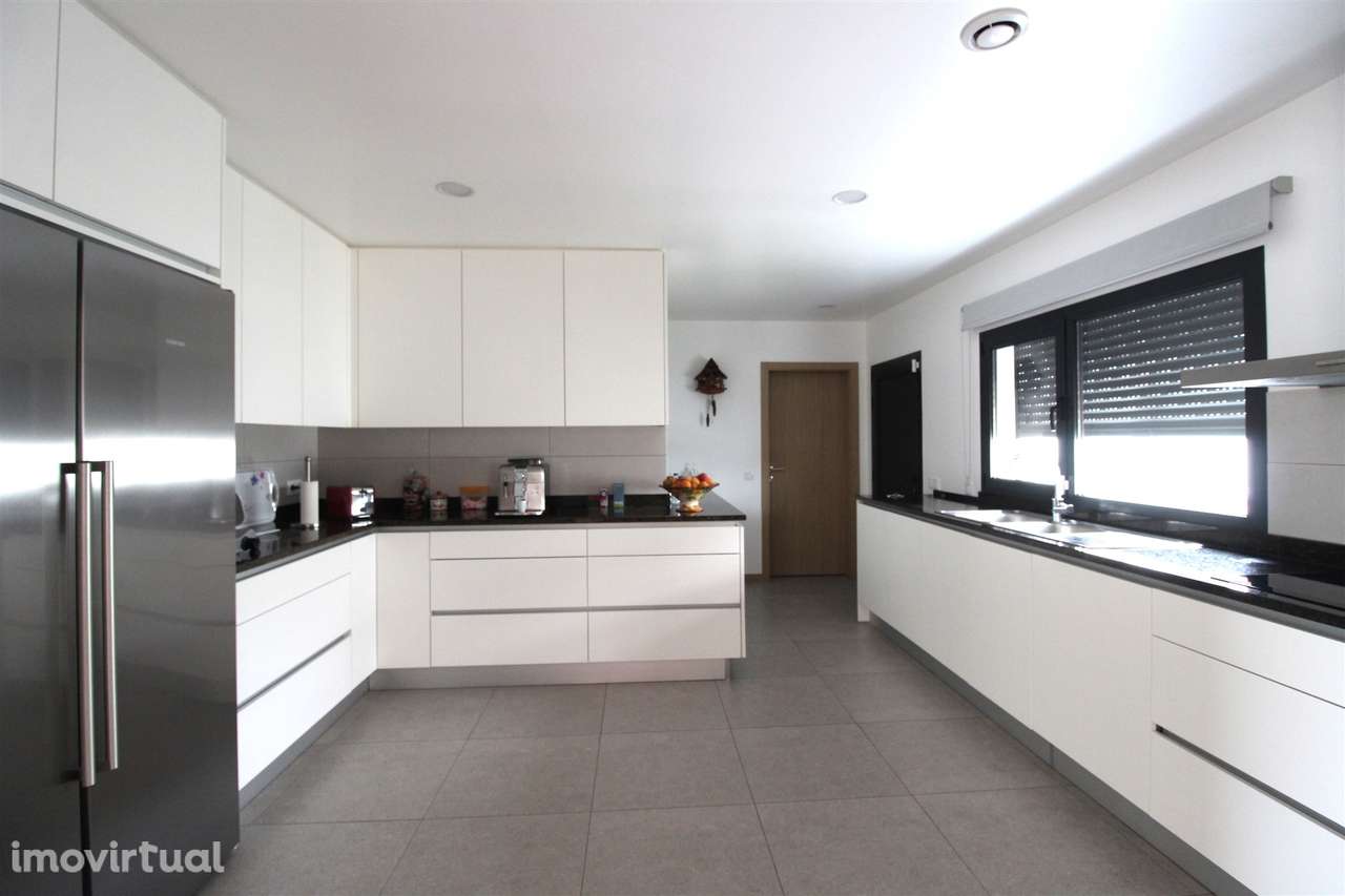 Moradia Isolada / Semi-nova / Vieira de Leiria - Grande imagem: 2/35