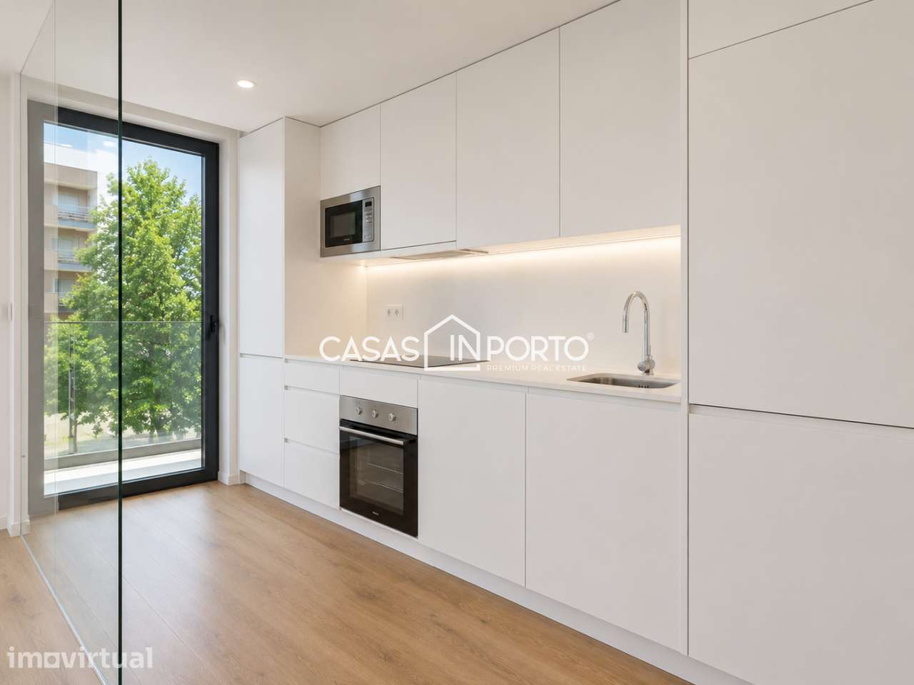 Apartamento com Varanda e Garagem junto ao Hospital de São João - Grande imagem: 4/24